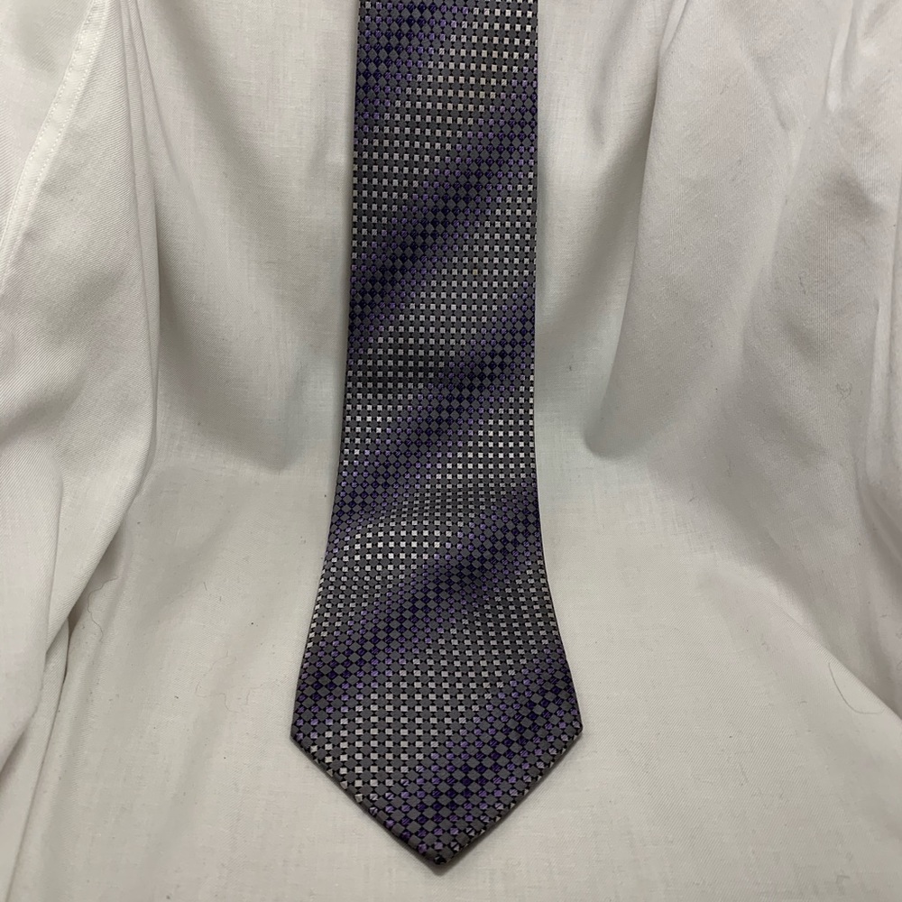 Kenneth Cole necktie.
